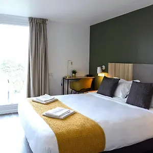 Hotel In 13 ***
